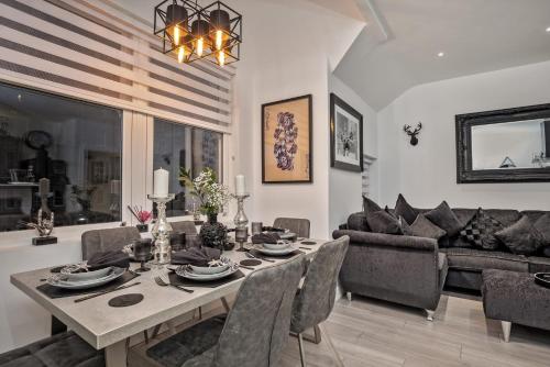 The Hepburn Top Floor Luxury for Up To 6 Guests Near Open Air Theatre And North Bay