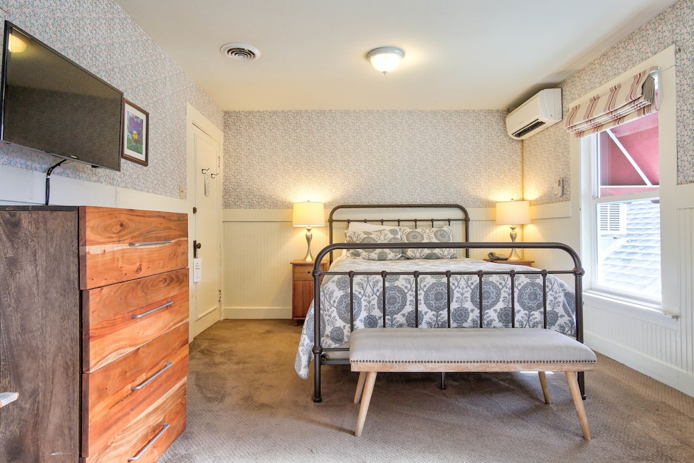 Hotel Charlotte - photo 12
