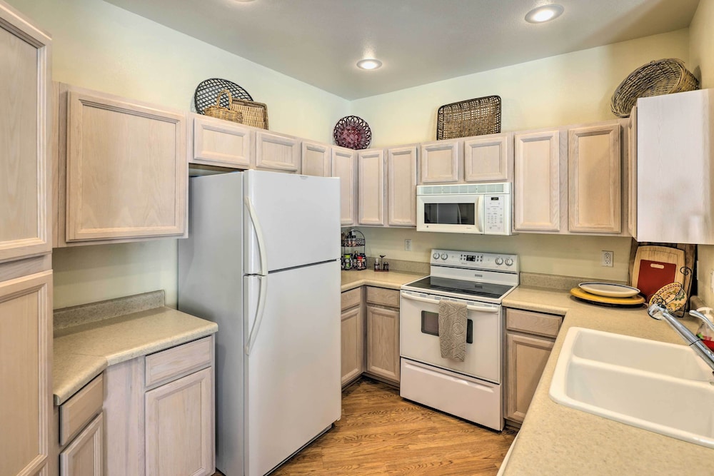 Adobe Oasis in Bullhead City with Private Pool — hotel in Bridgehampton