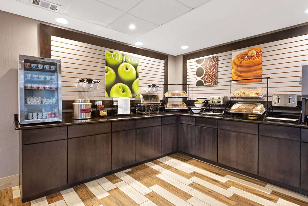 La Quinta Inn & Suites by Wyndham DC Metro Capital Beltway - photo 84