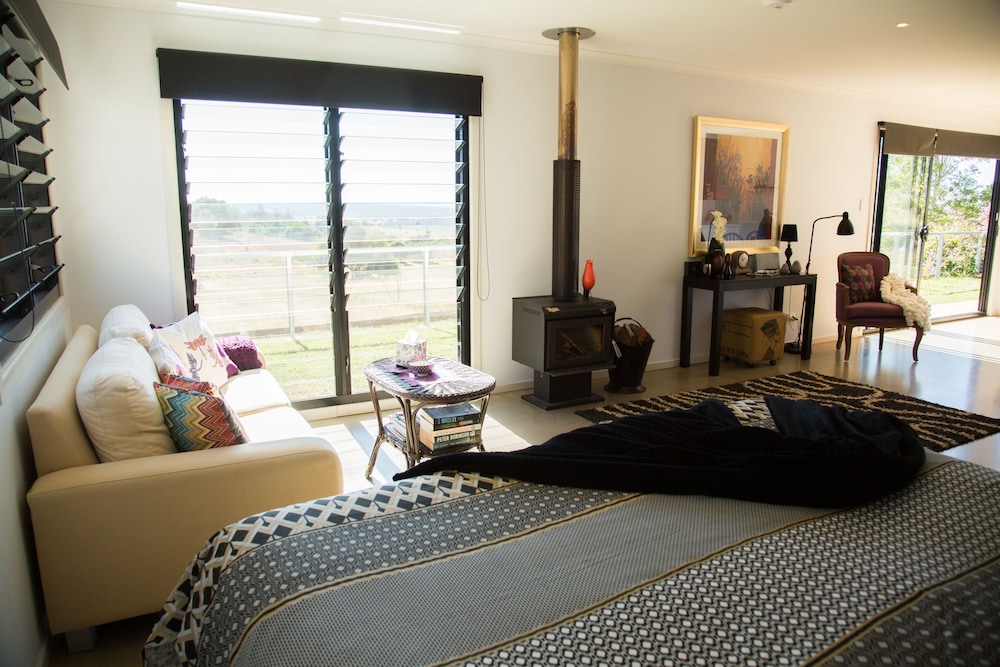 Deshons Retreat — 4-Star Luxury Hotel in Booie, Australia