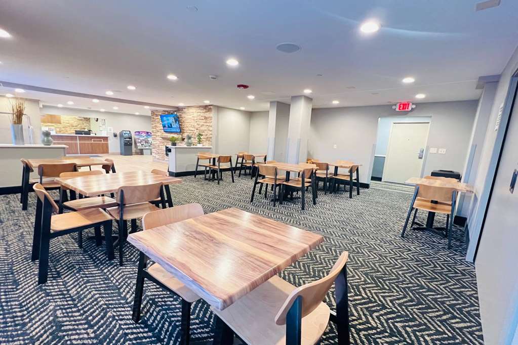 AmericInn by Wyndham Glendale Milwaukee - photo 10