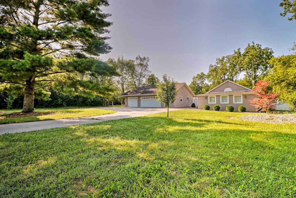 Ottawa Lake Home With Bbq And Patio 15 Mi To Toledo 17919501 — Sylvania