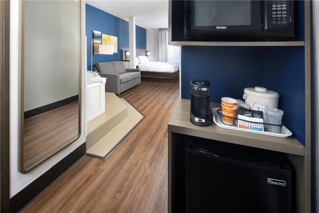 Comfort Suites Outlet Center - photo 18