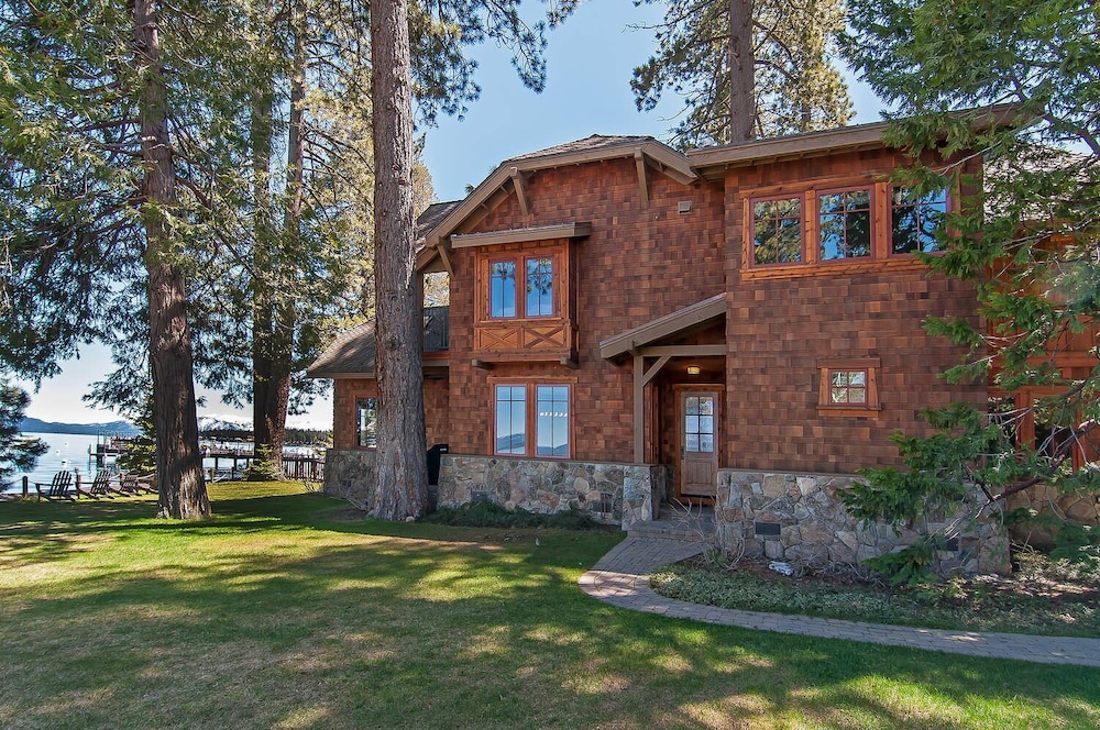 West Lake Serenity 180 Degree Lake Views — 4-Star Luxury Hotel in Homewood, United States