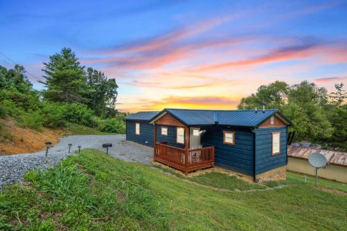 Lovely Tiny Cabin A Bearly Adventure — 4-Star Luxury Hotel in Sevierville, United States