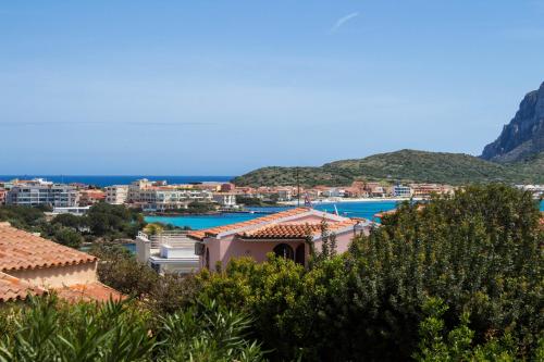 GuestHost Oasis with Garden Pool and WiFi — 4-Star Luxury Hotel in Golfo Aranci, Italy