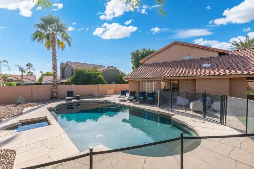 Entertainer's Dream 7 Bedroom 4 Bath W Heated Pool & Spa — 4-Star Luxury Hotel in Phoenix, United States