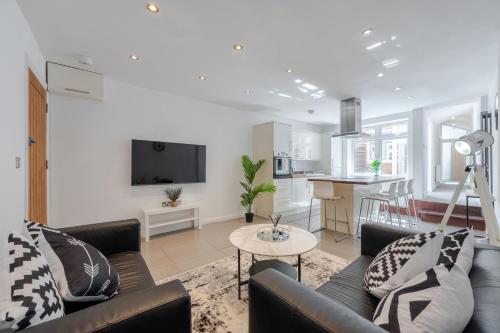 Stylish Two Bedroom Apartment by Central London with Garden — 4-Star Luxury Hotel in London, United Kingdom
