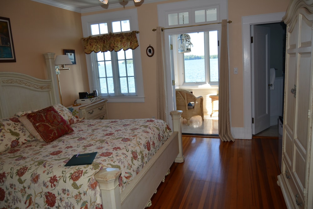 Boathouse Waterfront Lodging - photo 3