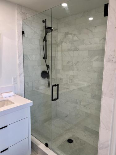 Oceanfront Fully Remodeled 2BR 2BA Pool Hot Tub Gated Parking — 4-Star Luxury Hotel in Solana Beach, United States