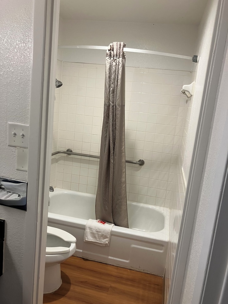 Econo Lodge - photo 12