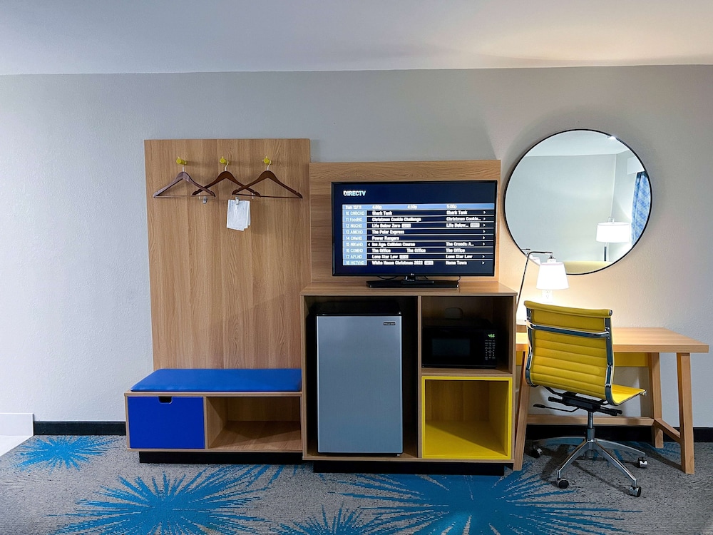 Days Inn & Suites by Wyndham Santa Rosa - photo 5