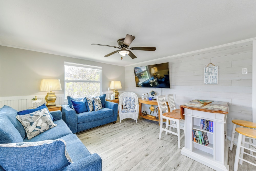 Fish Swim & Unwind: Anna Maria Apt Steps to Beach — 4-Star Luxury Hotel in Anna Maria, United States