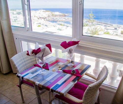 Apartments Gina Y Vista Oceano — 4-Star Luxury Hotel in Puerto Del Carmen, Spain