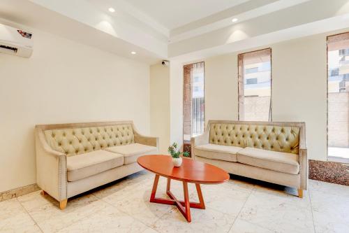 Super Townhouse Oak Sector 39 Medanta