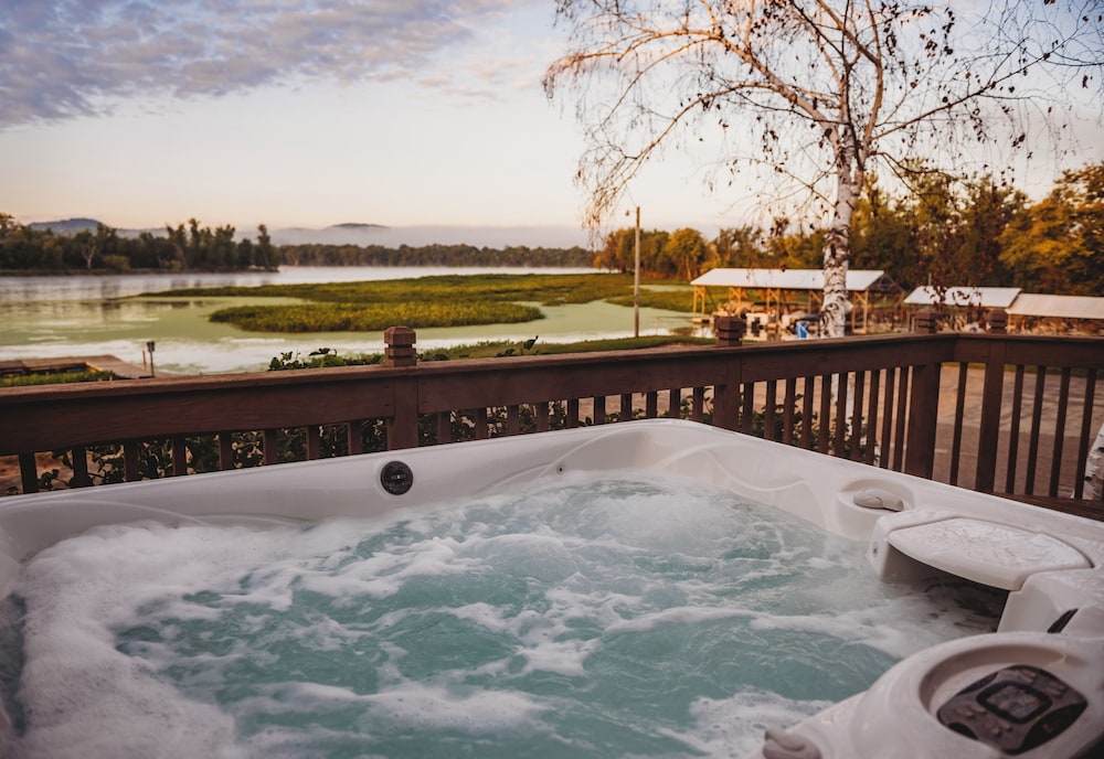 Rivers Edge - carbon neutral hotel in Cassville