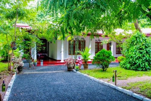 Thathsara Holiday Inn - last minute hotel in Sigiriya