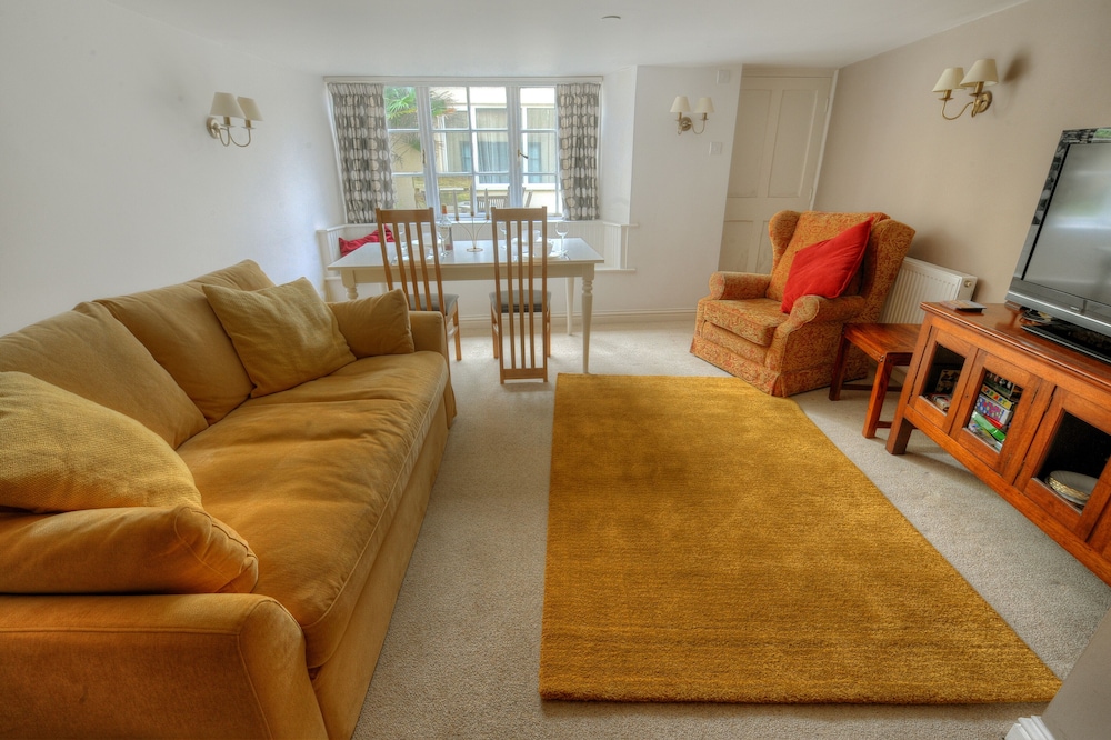 Tudor Cottage — 4-Star Luxury Hotel in Lyme Regis, United Kingdom