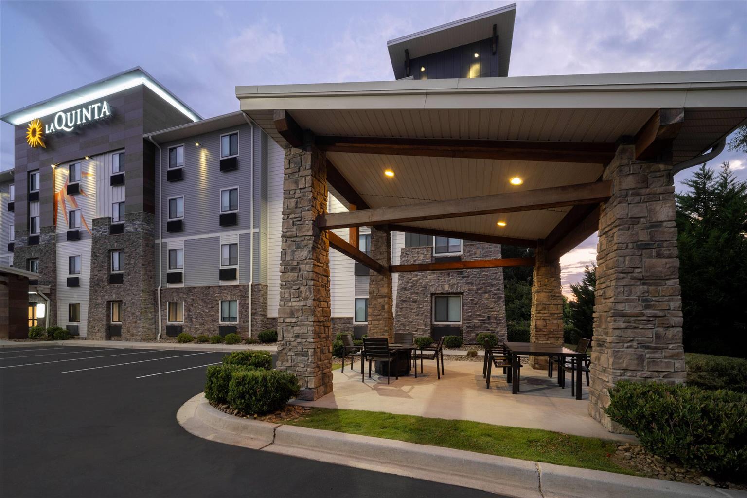 La Quinta Inn & Suites by Wyndham Greenville Woodruff Rd. - photo 25