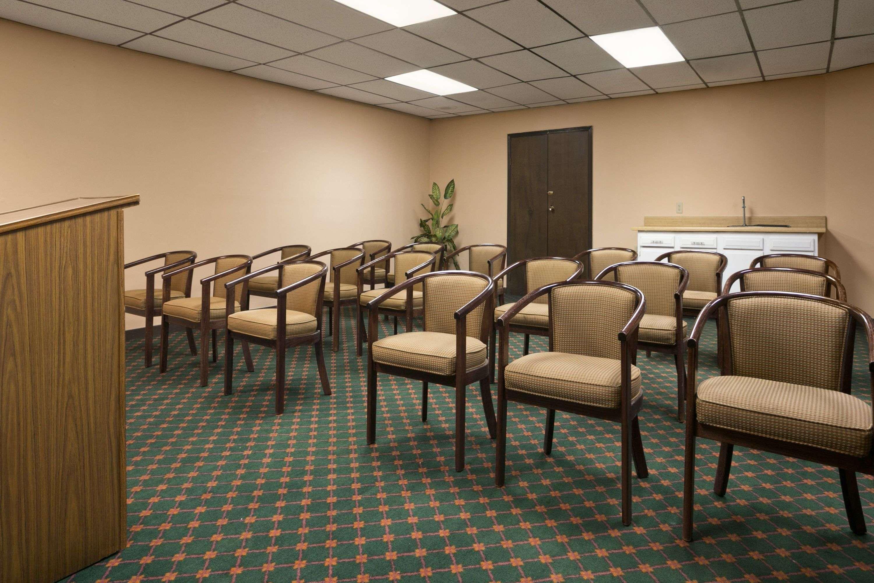 Travelodge Inn and Suites Muscatine - photo 18