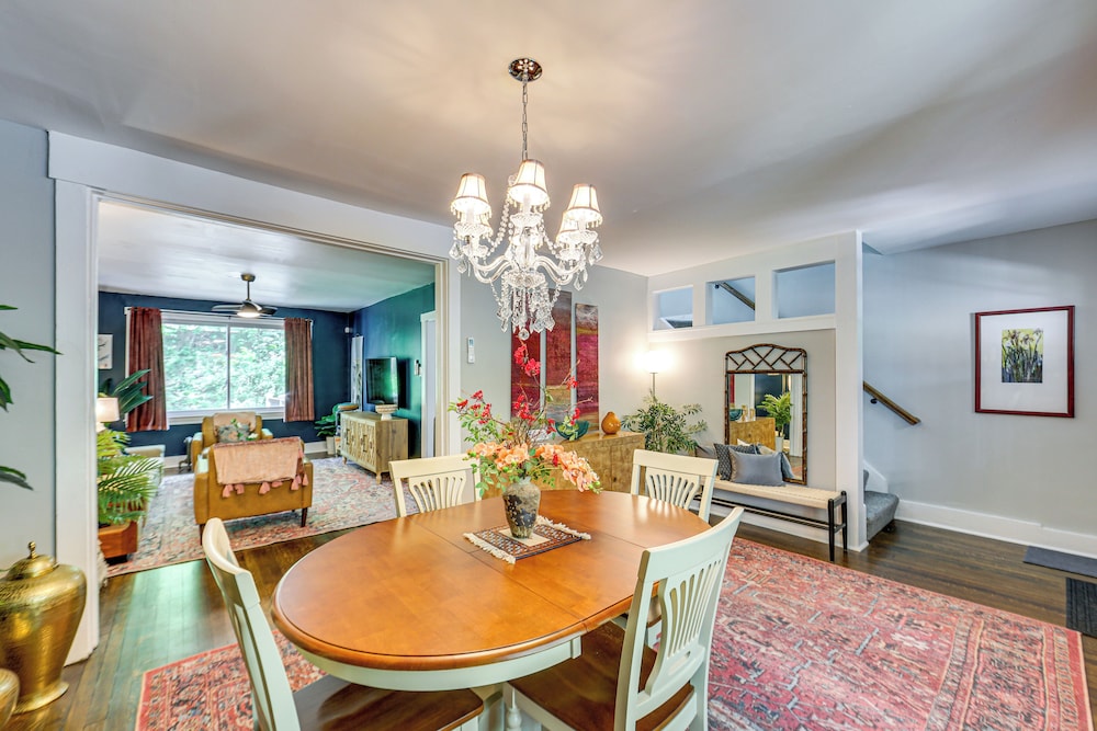 3 Mi to Frick Park: Artsy Urban Retreat w Deck in Pittsburgh, United States