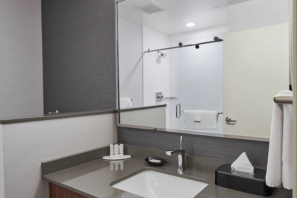 Courtyard by Marriott Medford Airport - photo 35