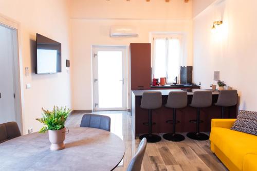 Lake Como 3 Min Walk From Beach New Flat for 6 Guests — 4-Star Luxury Hotel in Abbadia Lariana, Italy