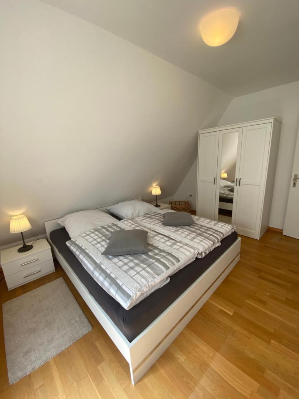 Ferienwohnung mit Balkon und eingezäunten Garten — 4-Star Luxury Hotel in Aurich, Germany