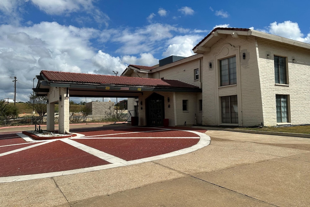 Baymont by Wyndham Nacogdoches Near University - photo 43