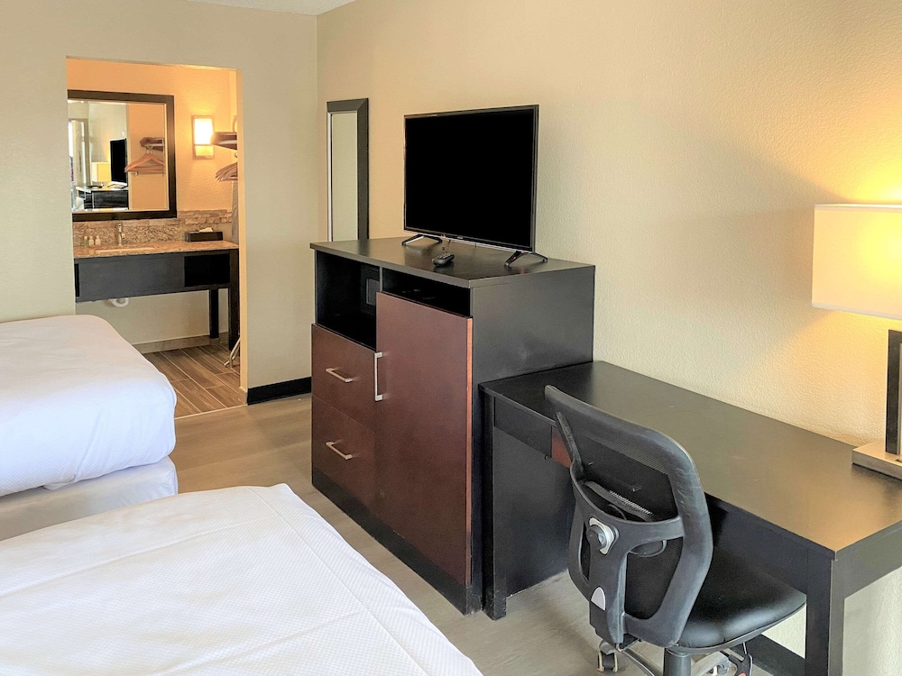 Clarion Pointe Independence Kansas City - photo 27