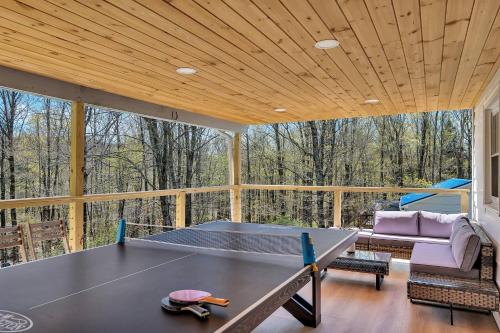 Charming Retreat Walking in Tannersville, United States