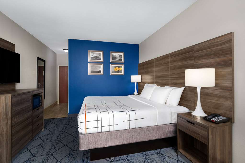 La Quinta Inn & Suites by Wyndham Denton University Drive - photo 18