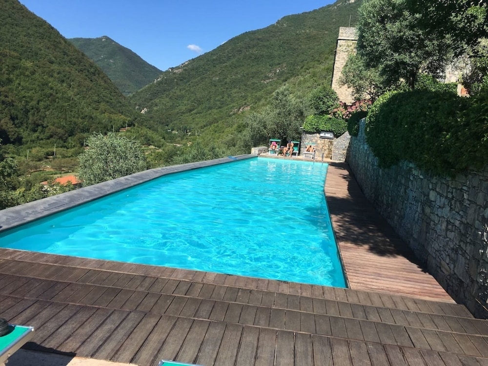 Oliveto Stunning Property With Private Garden — hotel in Castelbianco