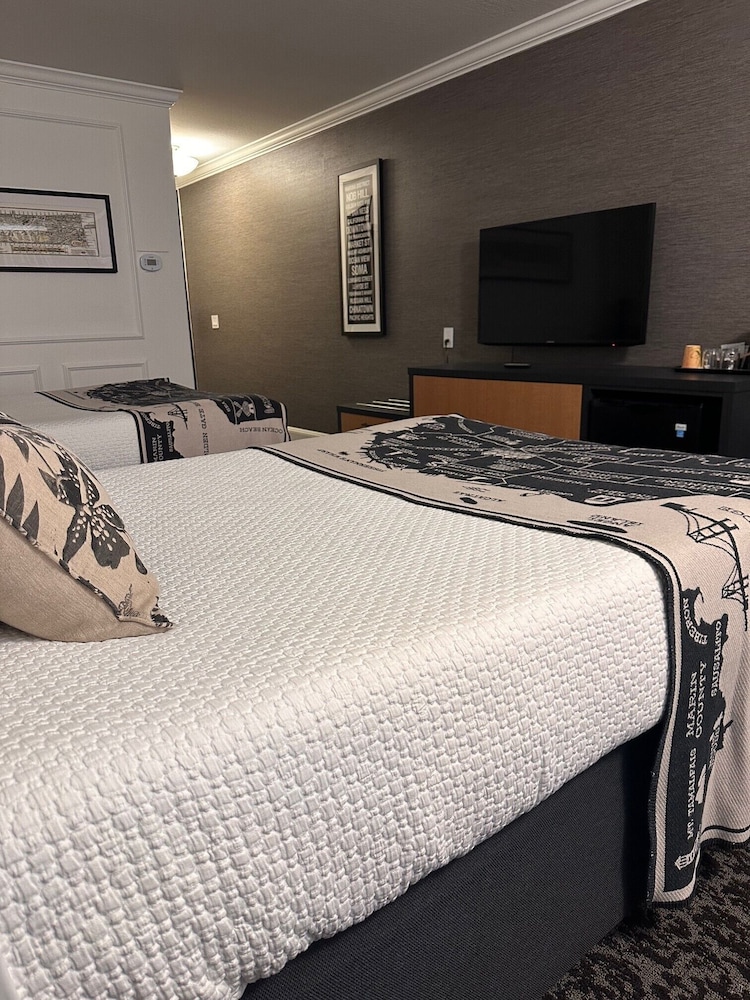 Cow Hollow Inn & Suites - photo 14