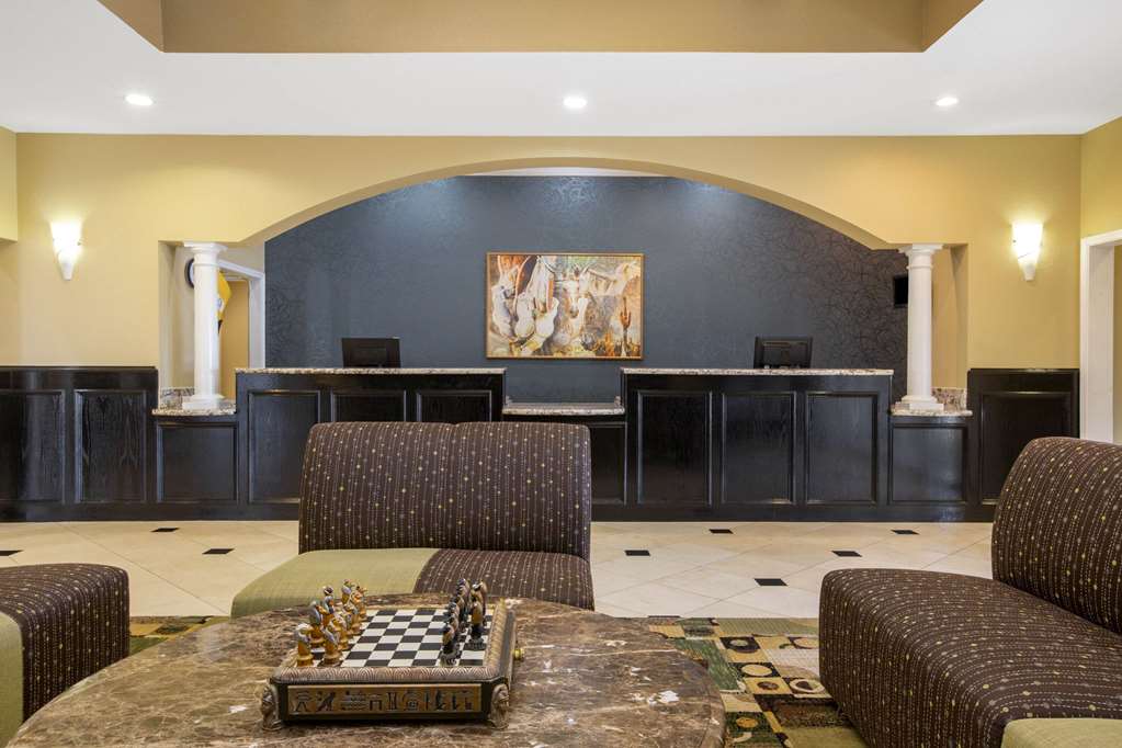 La Quinta Inn & Suites by Wyndham Pearland Houston South - photo 7