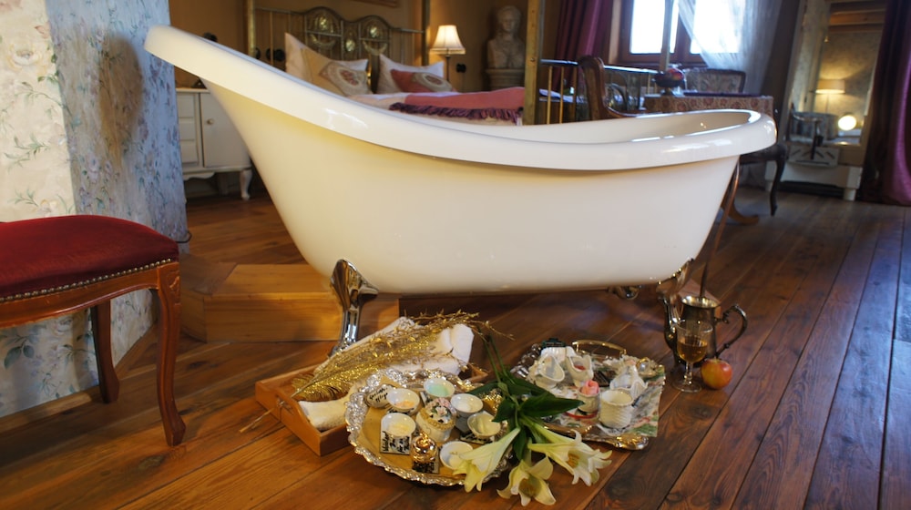 Deep soaking bathtub