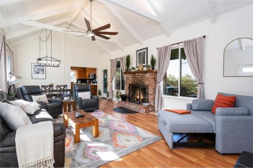 Buckeye Bungalow w hot tub firepit views Pet Friendly — 4-Star Luxury Hotel in Oakhurst, United States
