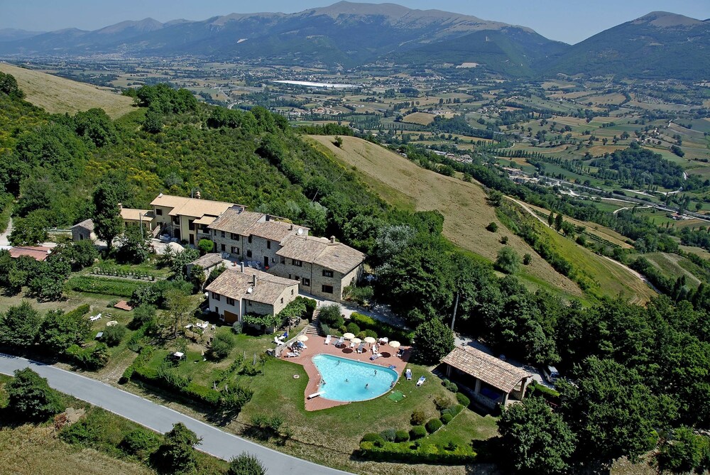 Case Vacanza Serre Di Parrano — 4-Star Luxury Hotel in Nocera Umbra, Italy