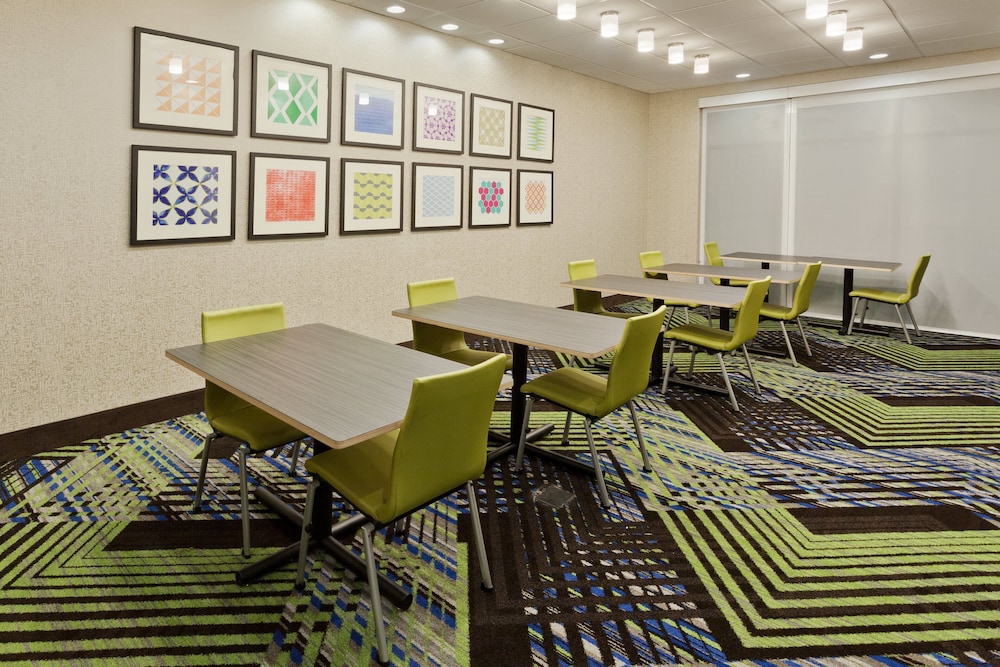 Holiday Inn Express & Suites Fayetteville by IHG - photo 34