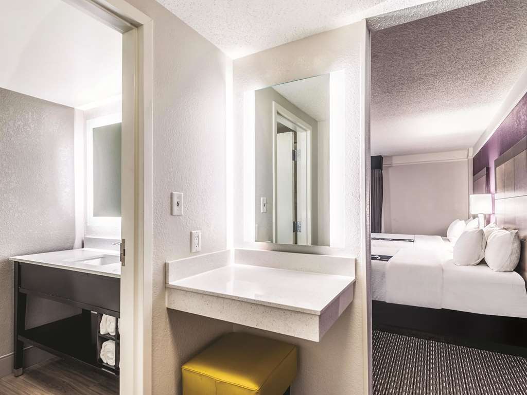 La Quinta Inn & Suites by Wyndham Cincinnati Sharonville - photo 39