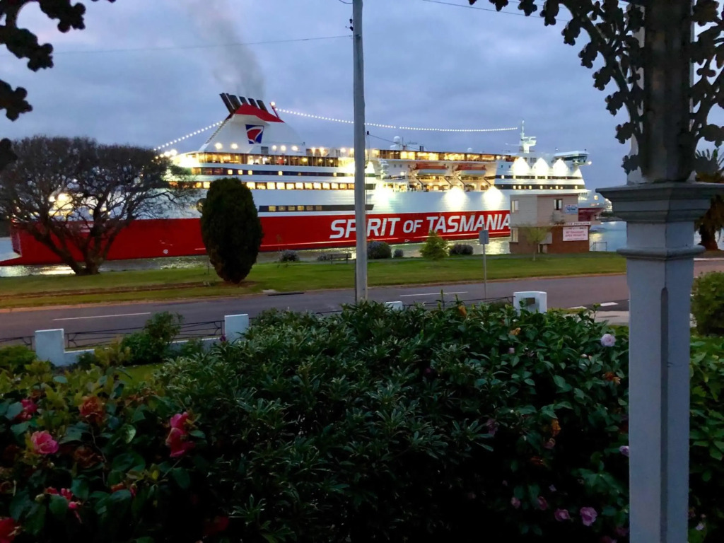 Riverbank villa — 4-Star Luxury Hotel in Devonport, Australia
