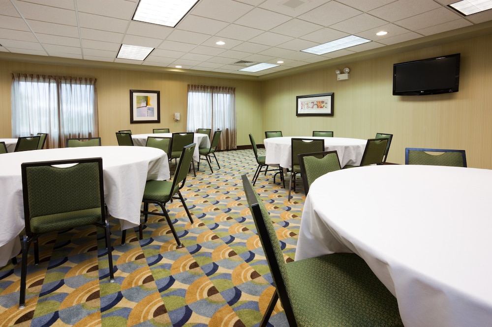 Holiday Inn Express Hotel & Suites Madison Verona by IHG - photo 50