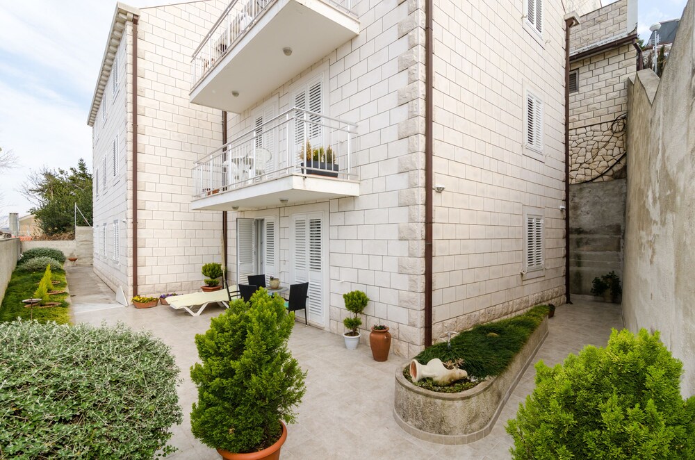 Apartments Mony