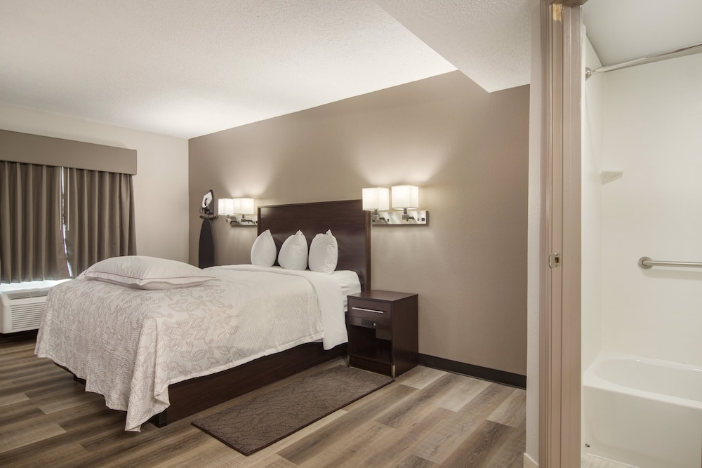 Red Roof Inn Plus & Suites Erie - photo 16