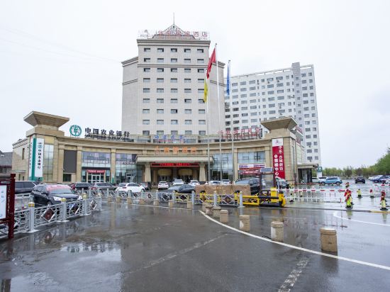 Huadong Hotel — hotel in Qitai