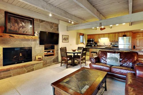 Timberline Condominiums 2 Bedroom Deluxe Unit A1A — 4-Star Luxury Hotel in Snowmass Village, United States