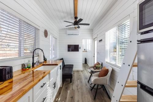 Peace and Tranquility private hot tub deck and bbq in Apple Valley, United States