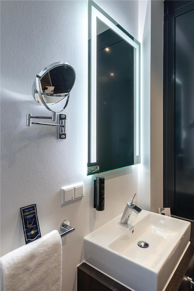 Esplanade Zimmer sRGB x