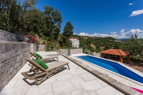 Apartment Ana with private pool — 4-Star Luxury Hotel in Otok, Croatia